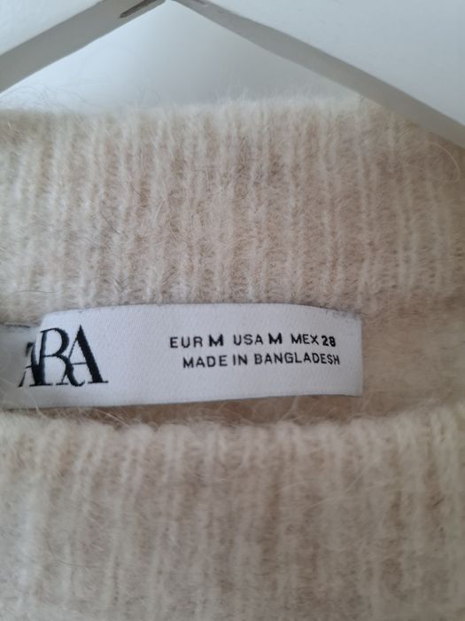 Beżowy wełniany puszysty sweter zara