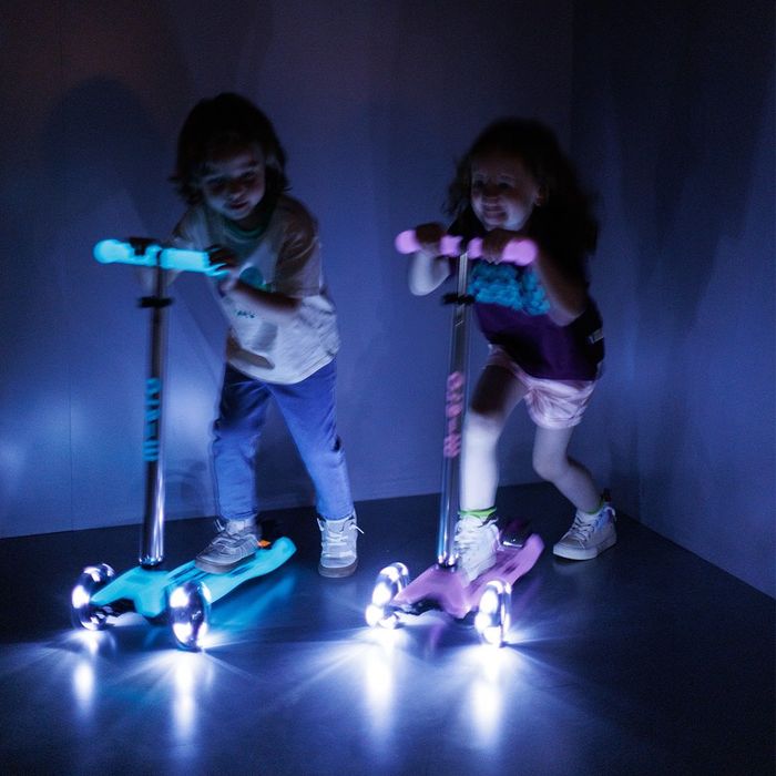 Триколісний самокат Micro Maxi Deluxe Glow LED світиться в темряві