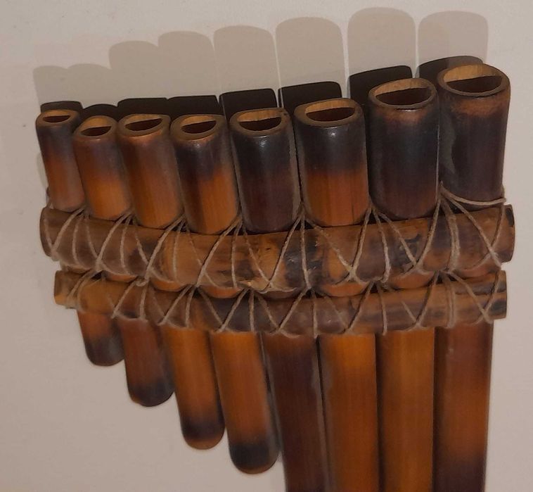 Flauta de Pan andina (artesanato e instrumento)
