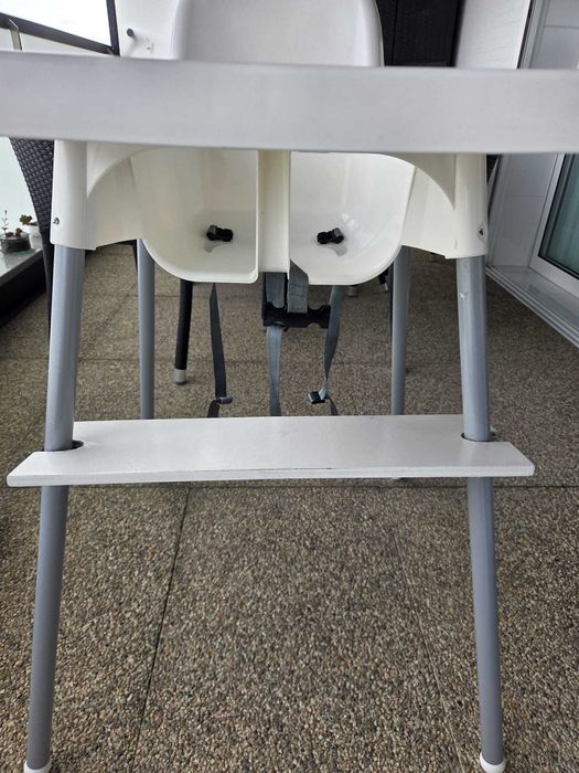 cadeira bebe IKEA com tabuleiro e suporte para pés