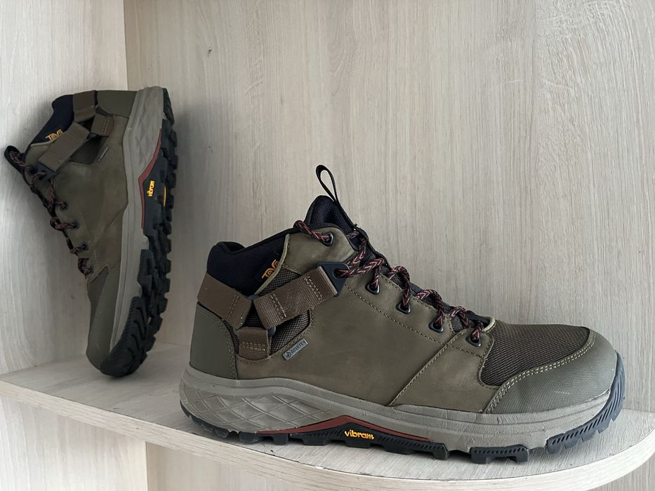 Практично  нові 45 розмір кросівки TEVA Gor-tex оригінал