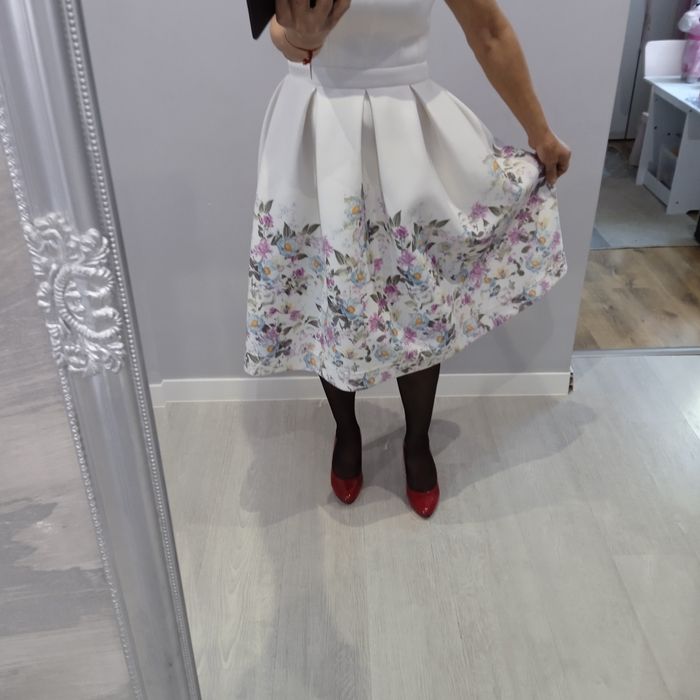 Nietuzinkowa Elegancka na słoneczne ale wietrzne wyjścia r M