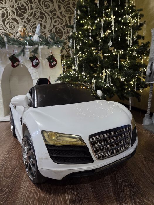 Дитячий електромобіль