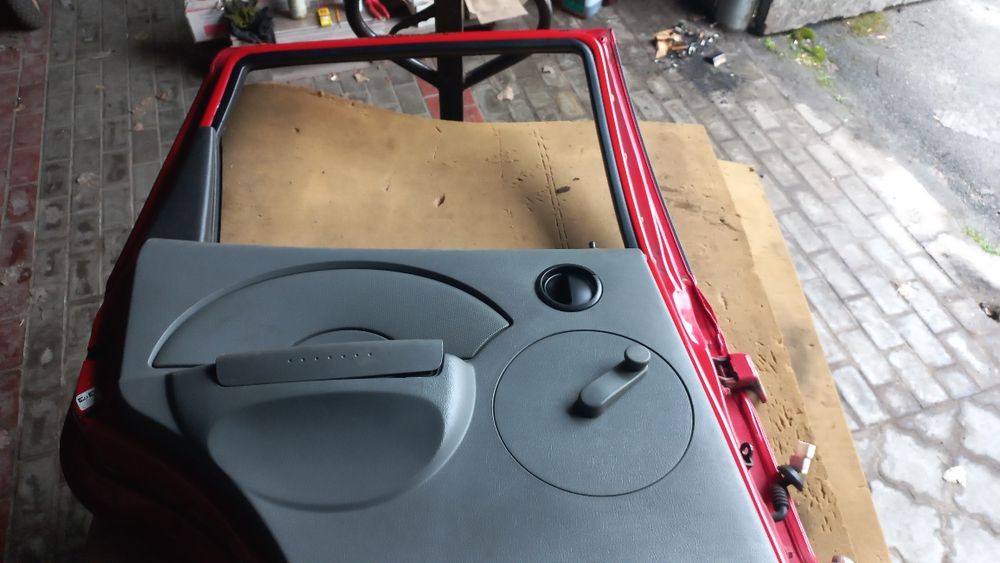 Двері ліві без скла, все інше в сборі,шевло авео т200