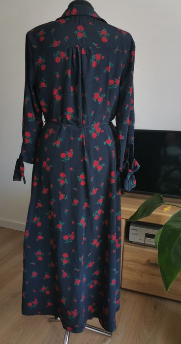 Granatowa midi sukienka w kwiaty River Island