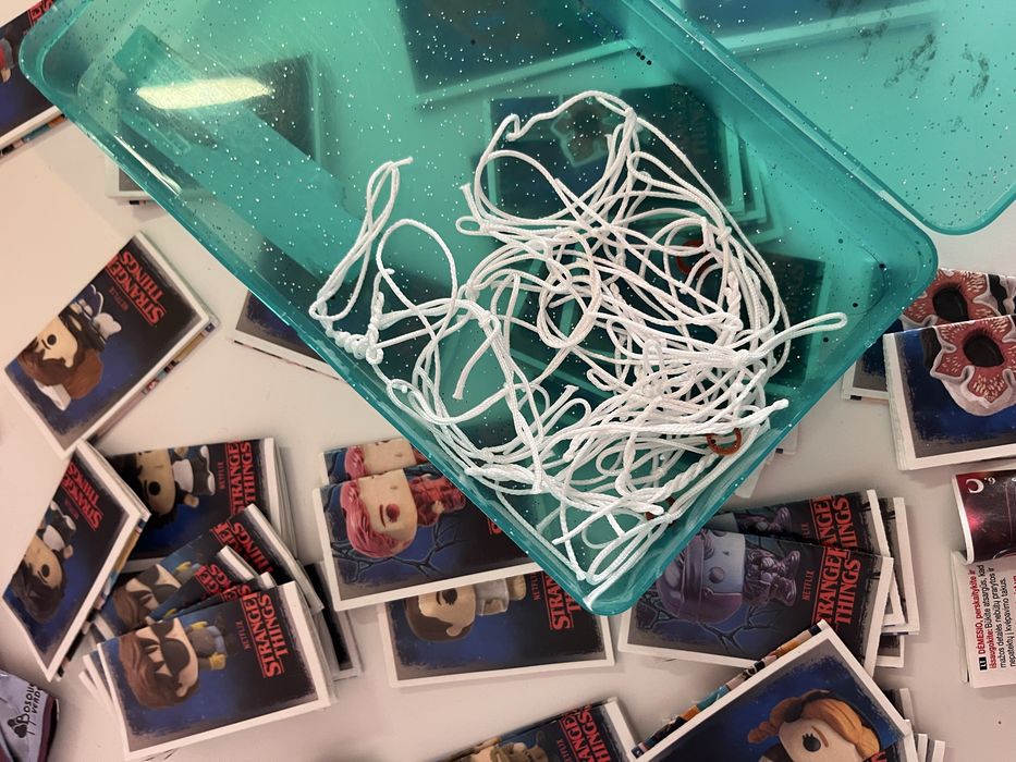 Bonecos, stranger things do kinder joy! - Faço Descontos