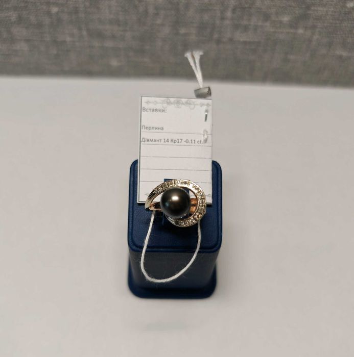 Золота каблучка 3.74 гр 585 пр 16.5р з перлиною та діамантами (0.11 кт