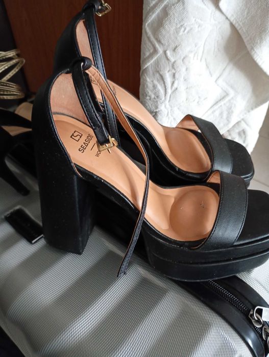 Sapatos de mulher praticamente novos