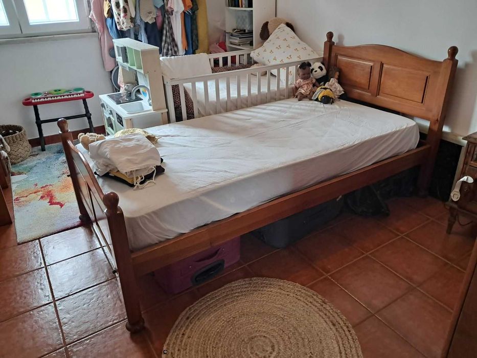 MOBÍLIA DE QUARTO solteiro em pinho envernizado
