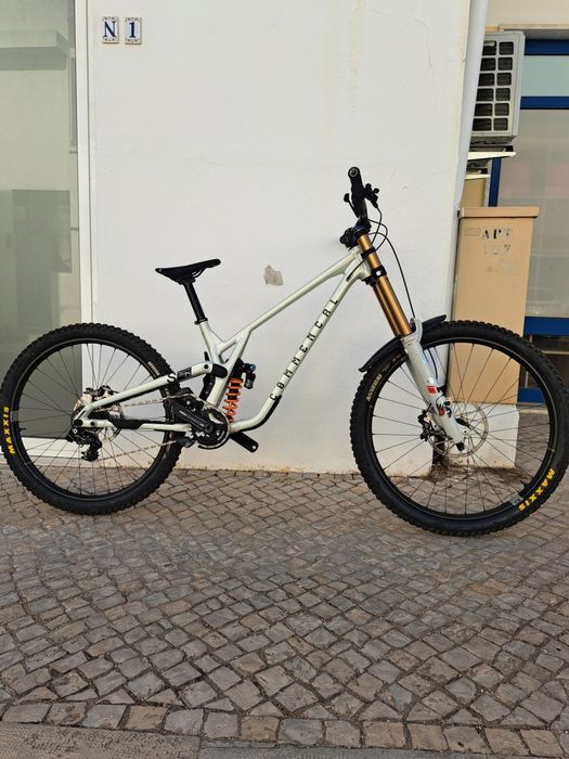 Bicicleta de downhill commencal V5