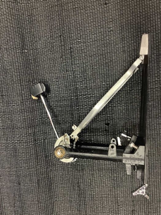 Pedal de bateria da marca Pearl.