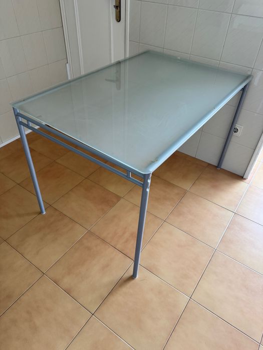 Mesa de cozinha com tampo em vidro