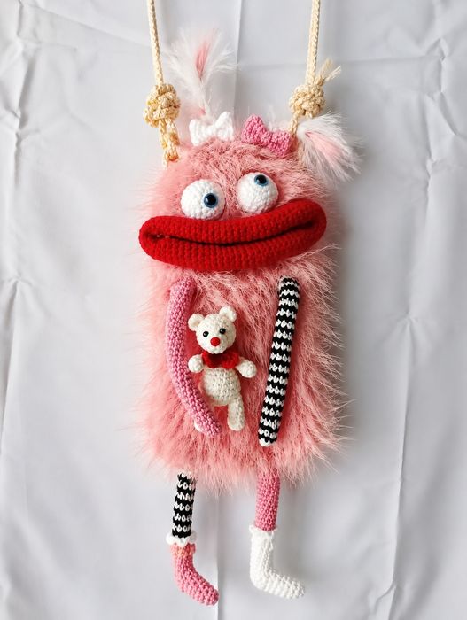 В'язана сумочка монстрик для мобільного телефону  через плече / handmade