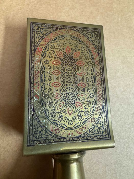 Różne ozdobne wyroby z mosiądzu