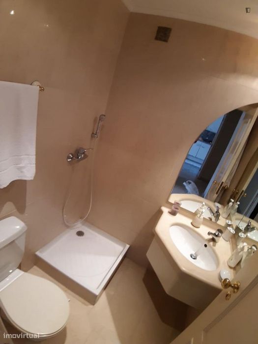 Quarto - localizado em Sete Rios Lisbon