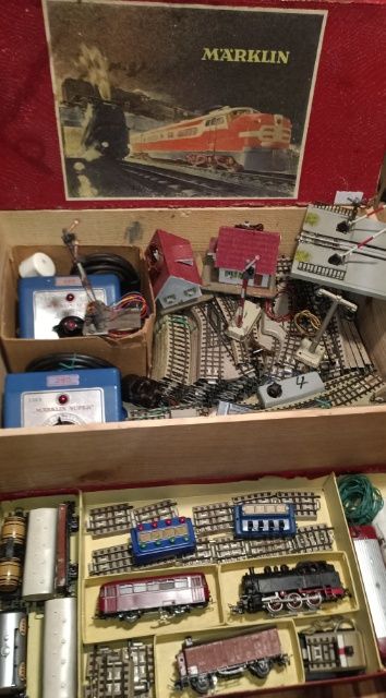 Kolejka elektryczna MARKLIN. Lokomotywa Marklin TM800 z wagonmi.