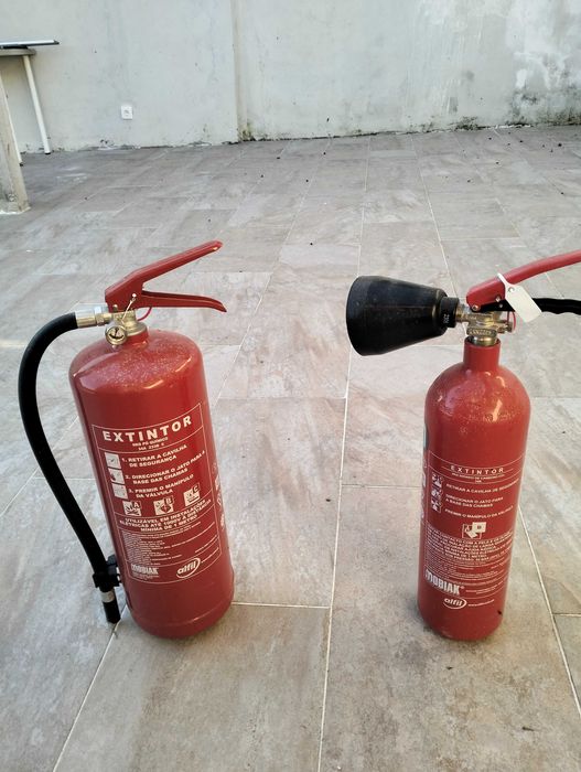 Extintores (Pó químico e Dióxido de carbono CO2)
