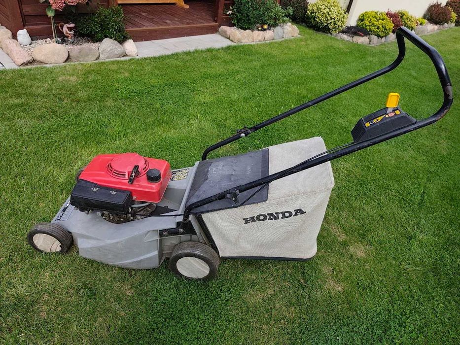 Kosiarka spalinowa HONDA z koszem.