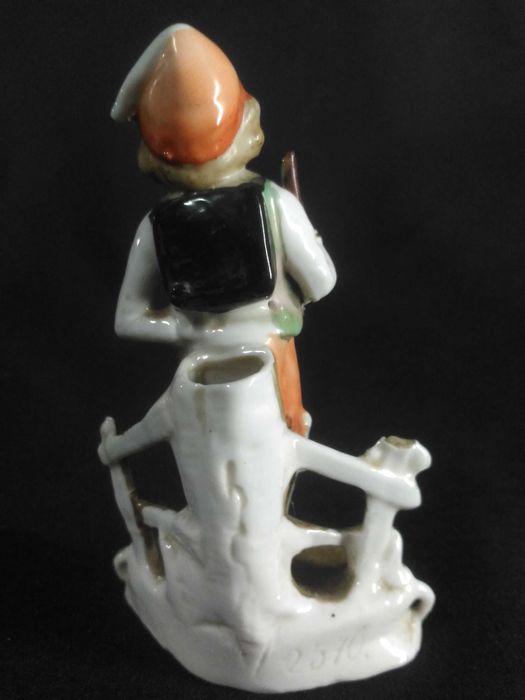 Figura de menino em biscuit