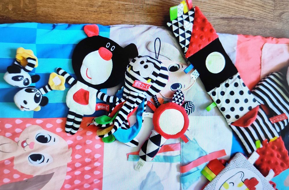 Zabawki kontrastowe, mata, grzechotki