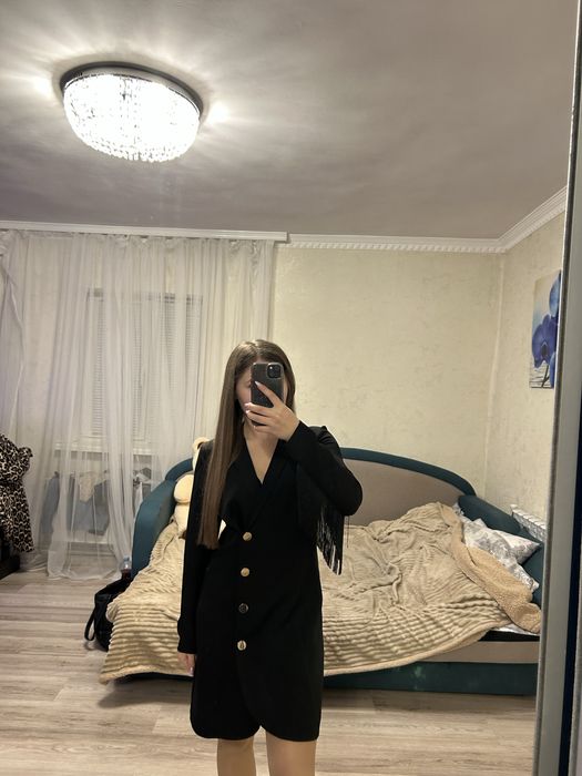 Ефектна чорна сукня-піджак з бахромою