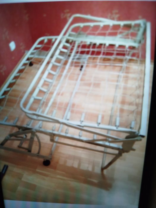 Ліжко,металевий каркас з пружинним матрацем