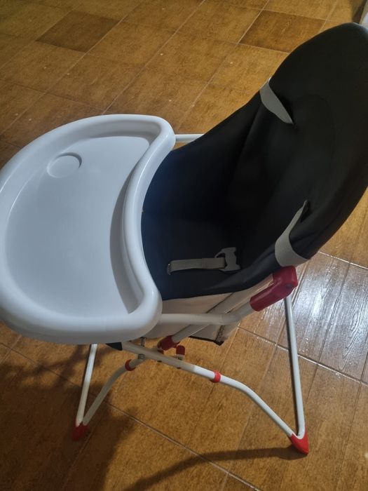 Vendo cadeira de bebê mais cama de viagem.