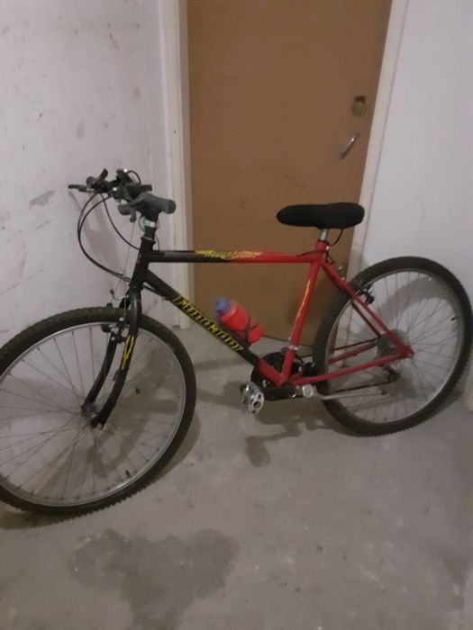 Duas bicicletas pouco usadas