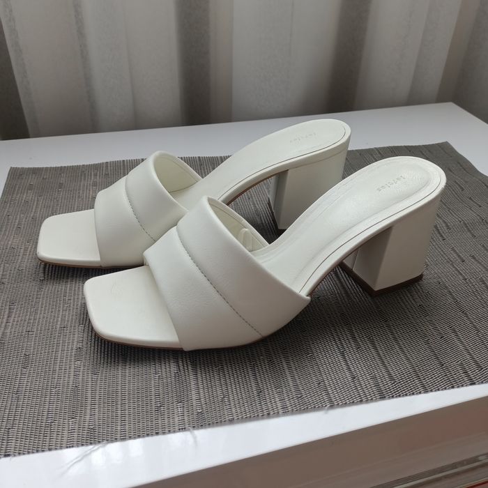 Босоніжки шльопанці