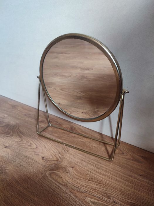 Stojące złote lustro lusterko