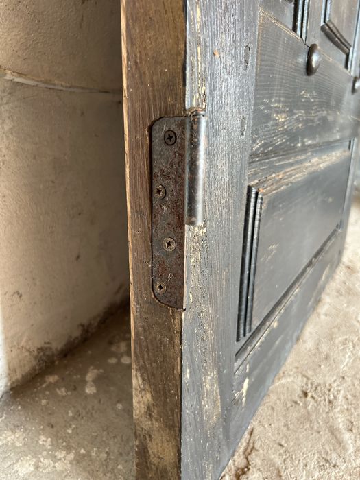 Масивні вхідні деревʼяні двері