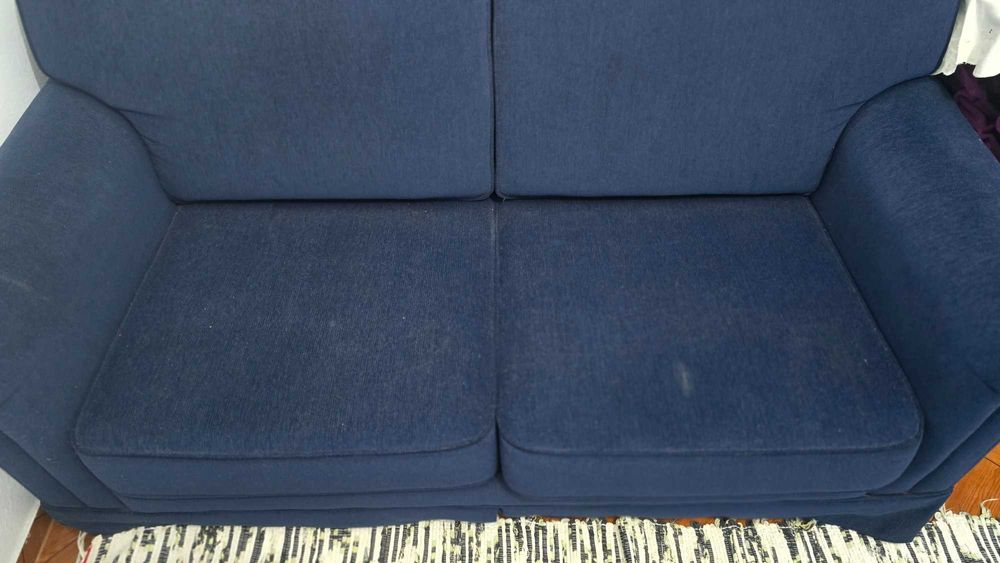 Sofá-Cama de 2 Lugares (Azul-Escuro) – Excelente Estado!