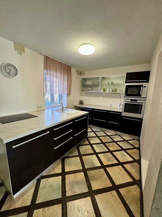 Будинок на березі ставка у Високому