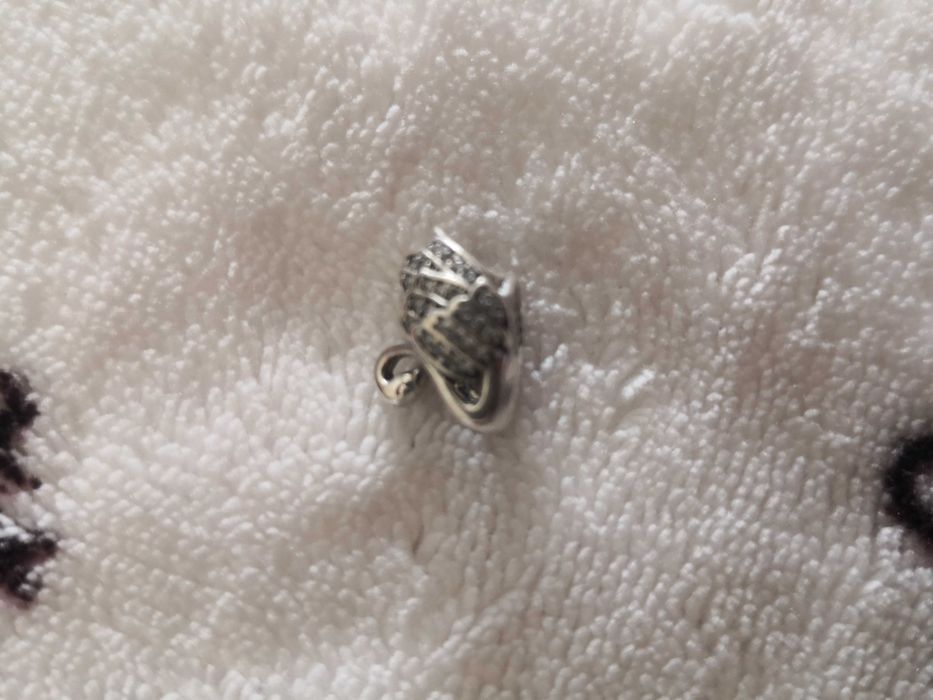 Em prata 925 e zirconias, excelente qualidade.