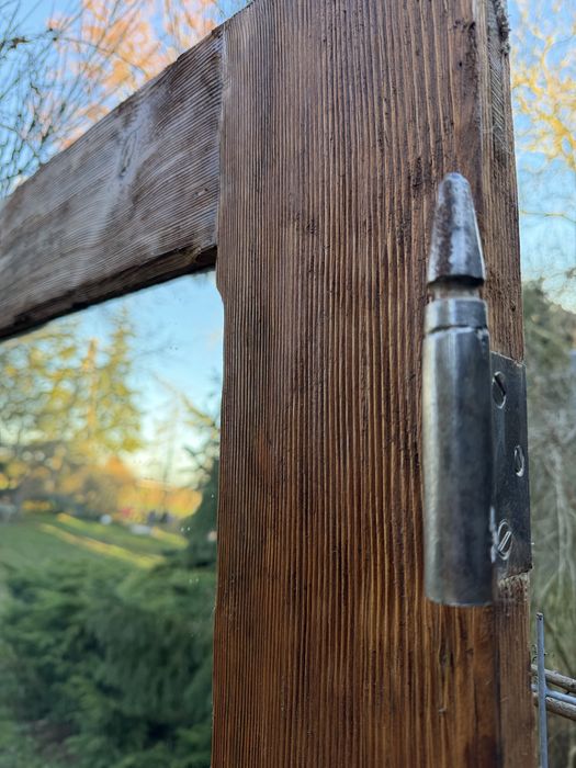 Rustykalne lustro w ramie ze starych drzwi – unikat z duszą