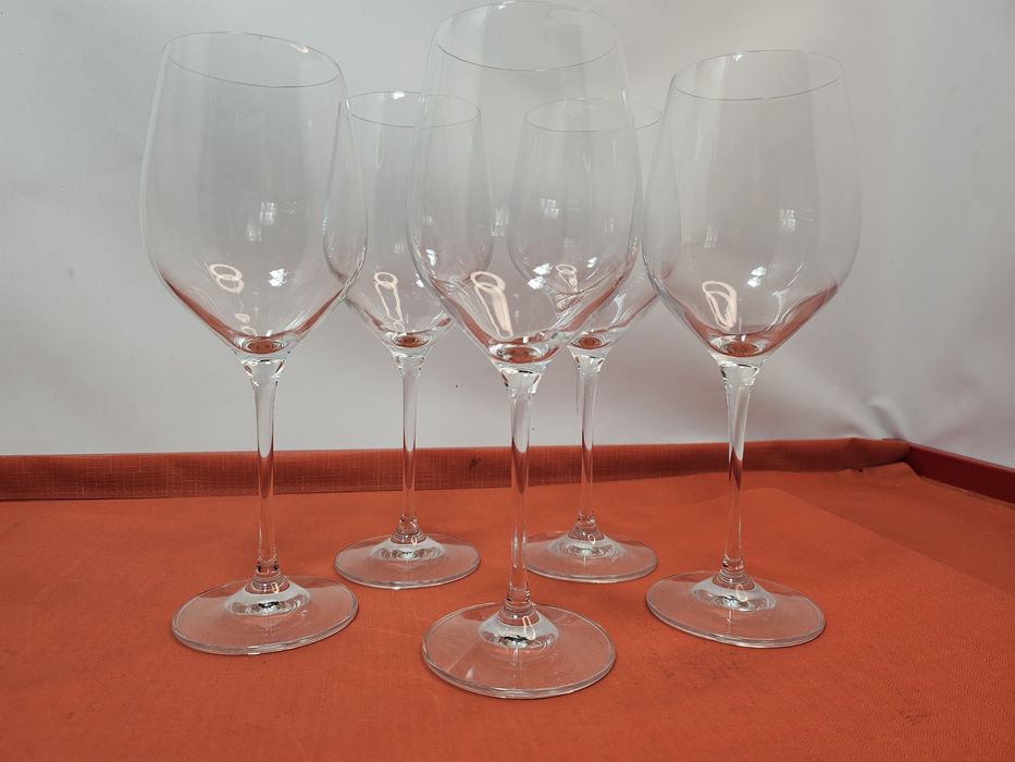 Pięć dużych kieliszków do wina czerwonego