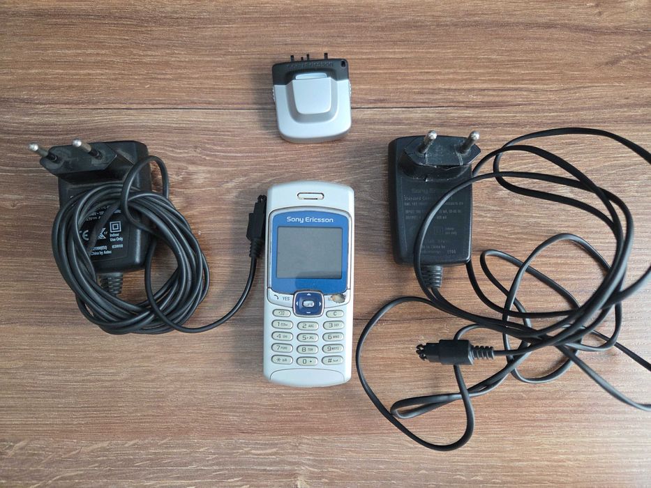 Telefon Sony Ericsson T230 + aparat MC A-30 - bez baterii i dość zniszczony