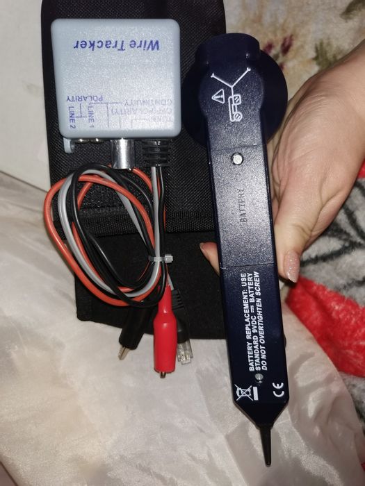 Кабельний тестер або трекер для кабелів.