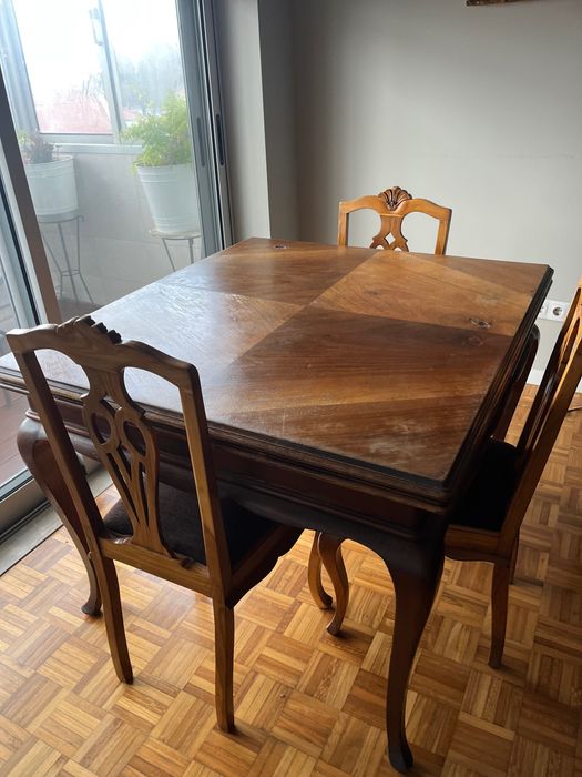 Mesa de jantar e cadeiras