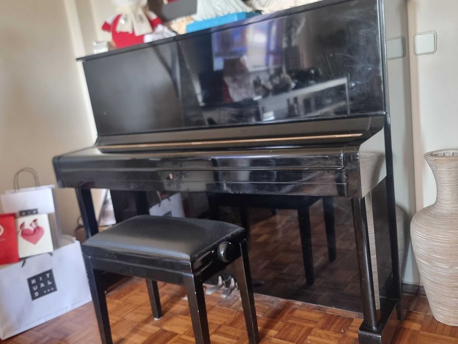 Piano acústico vertical da Miki