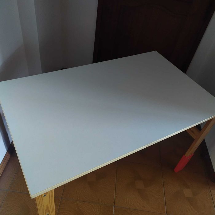Mesa/Secretária de criança IKEA – 3 alturas, tampo novo!