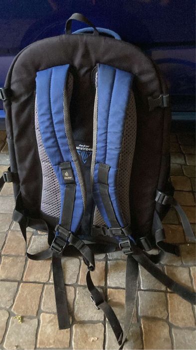 Varios modelos de mochilas escolares como novas