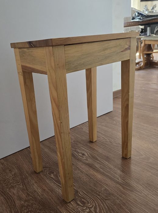 Wysoki taboret/stolik drewniany