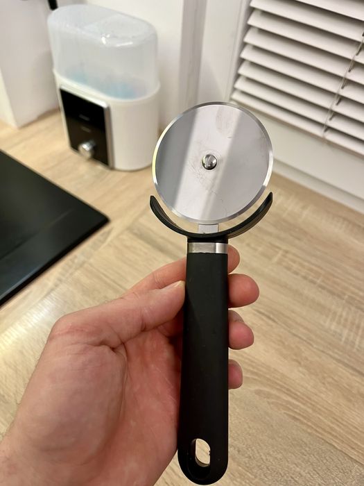 Nóż obrotowy do pizzy