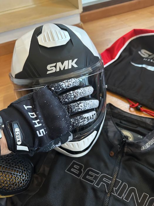 Capacete, jaqueta, luvas de motocicleta