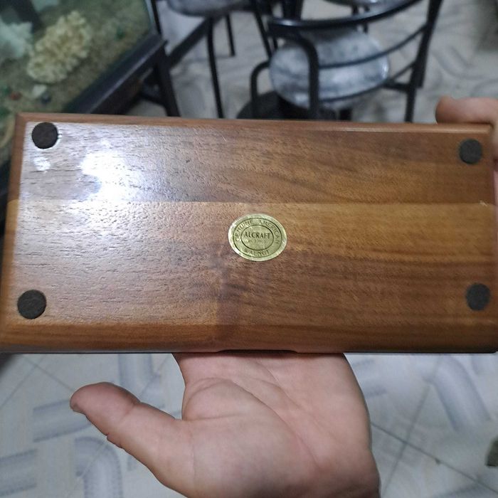 tesoura e abre cartas em caixa de nogueira da Alcraft.