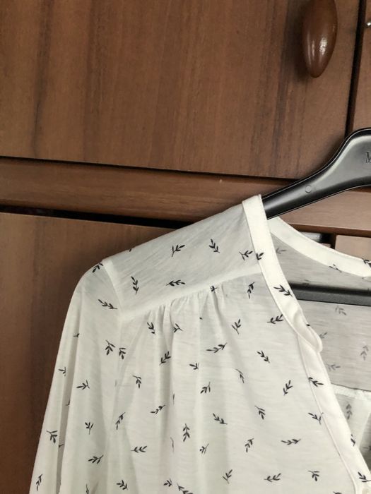 bluzka koszulowa H&M jasna elegancka basic na codzień w liście