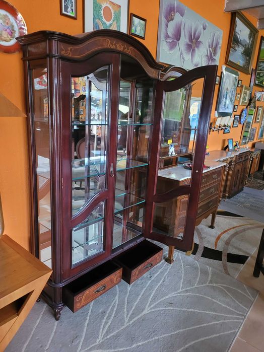 Cristaleira em madeira com fundo em espelho e prateleiras em vidro