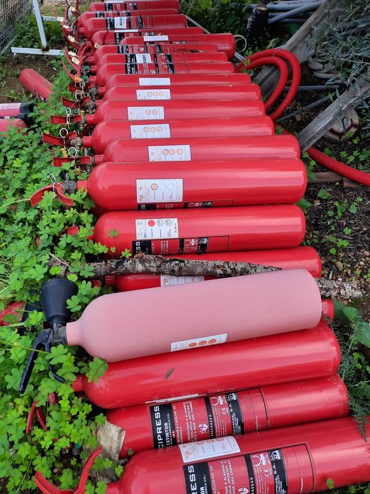 Mais de 60 extintores CO2 5kg