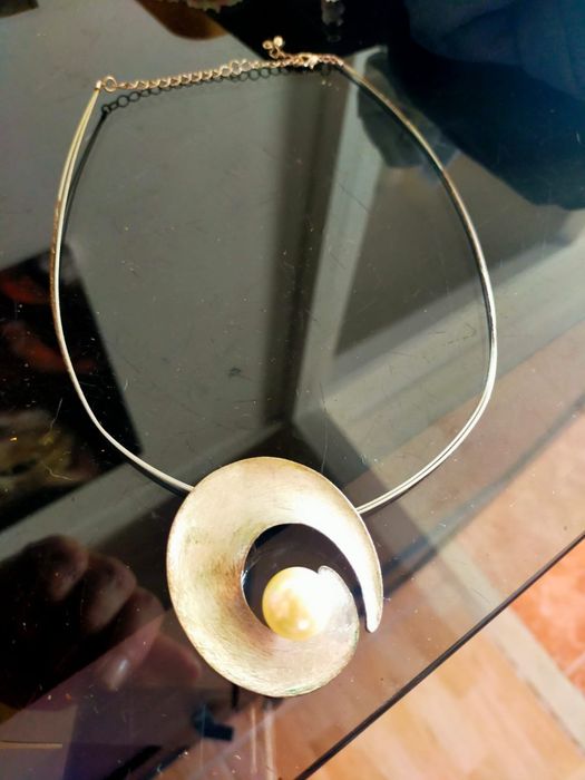 Colar prateada com pequena pérola incrustada no pendente